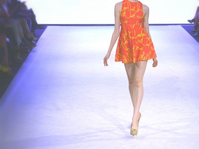 歩くファッションモデルの人