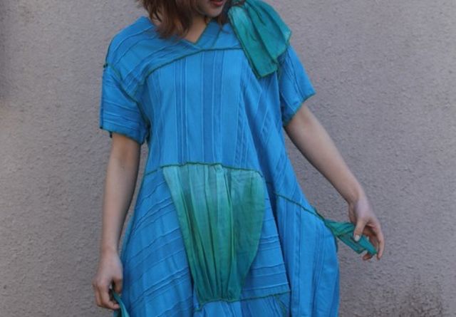 水色の服を着たモデル女性