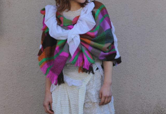 色合いが豊富な服を着たモデル女性