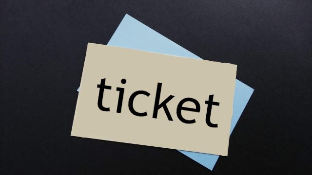 ticketと書かれた文字