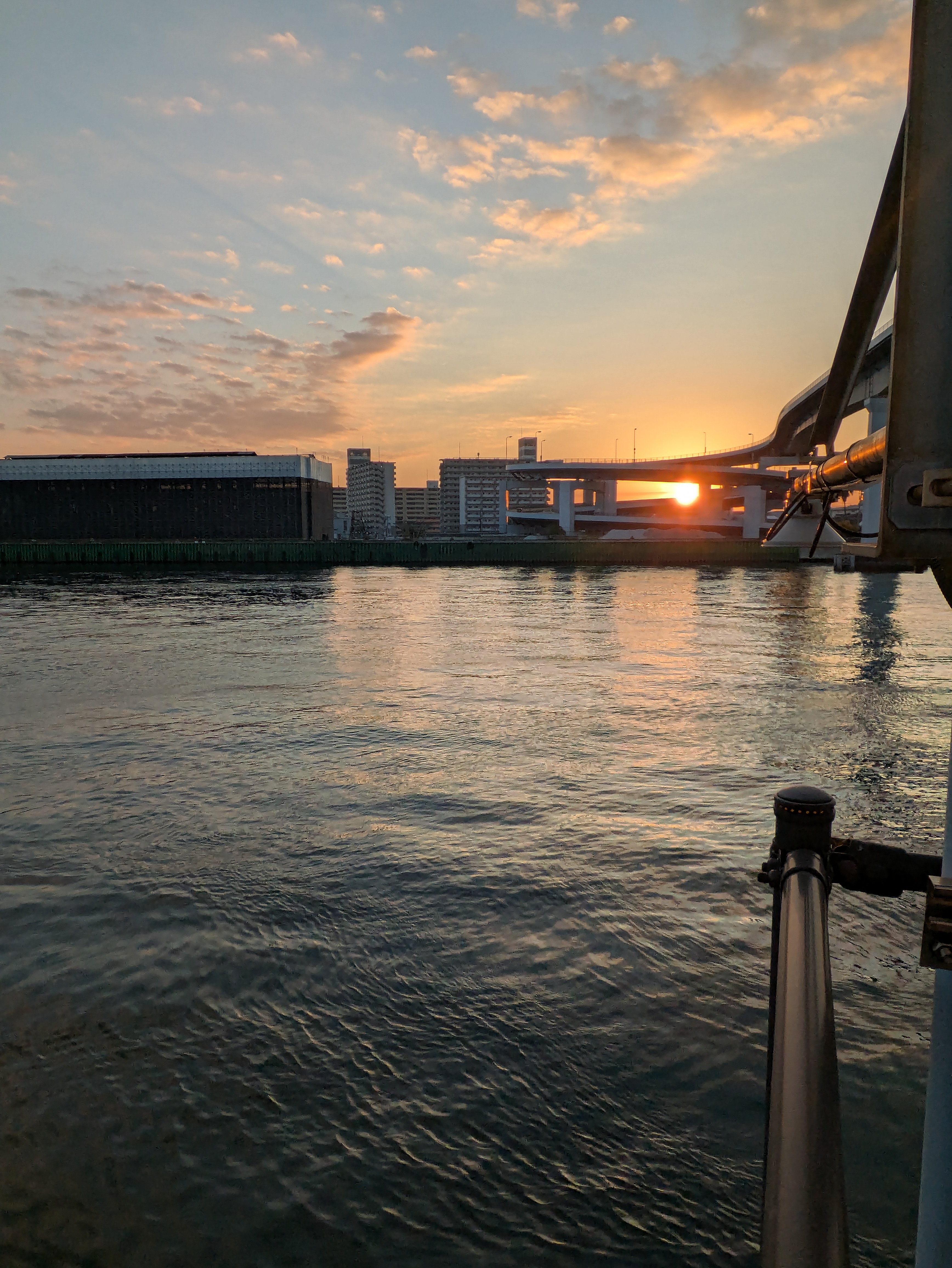 仮面舞踏会か三文芝居か